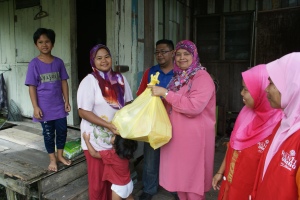 Wanita UMNO Bahagian menyampaikan sumbangan.